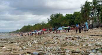 Pantai Kuta Dikepung Sampah, Wisatawan Liburan Natal Tetap Nikmati